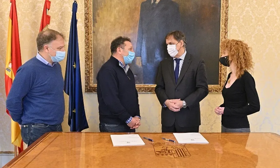 Firma del convenio con el alcalde de Salamanca, Carlos García Carbayo, y el exfutbolista Eusebio Sacristán