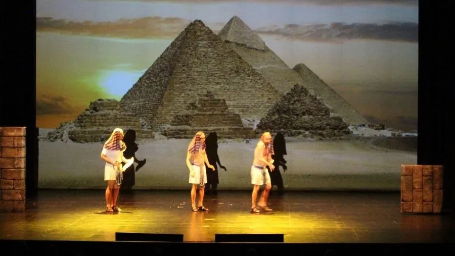 Esta minuciosa revisión de las distintas etapas de la evolución del libro, condensada en sesenta minutos, está llena de humor