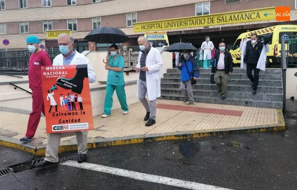 Médicos de Salamanca protestando por las condiciones laborales en plena pandemia - Archivo