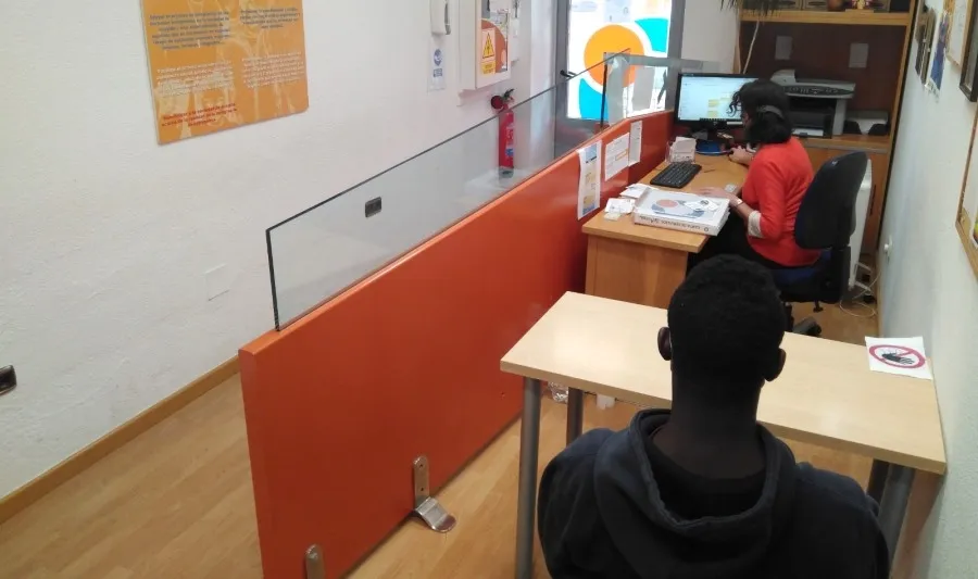 Uno de los usuarios del Proyecto Atención, Información, Orientación y Asesoramiento a Personas Inmigrantes, que desarrolle la asociación Salamanca Acoge. Foto de Salamanca Acoge