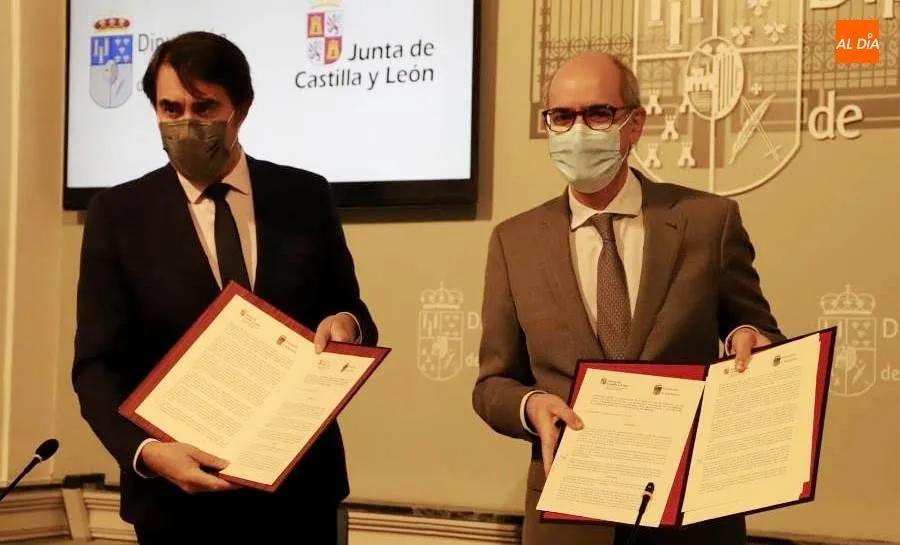El consejero de Fomento y Medio Ambiente, Juan Carlos Suárez-Quiñones, y el presidente de la Diputación de Salamanca, Francisco Javier Iglesias, tras la firma del convenio. Foto de Lydia González