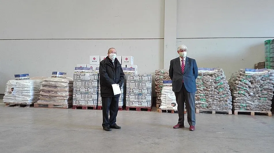 El vicepresidente del Patronato, Florentino Gutiérrez, entrega al Banco de Alimentos de Salamanca productos por valor de 12.000 euros