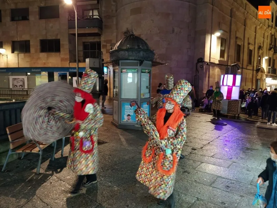 El desfile Regalonia a su paso por la calle Azafranal - Fotos y vídeo: César García