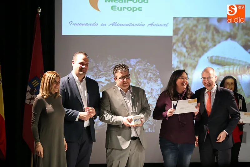 Integrantes de MealFood recibiendo el premio a la actividad empresarial de parte de la Diputación - Archivo
