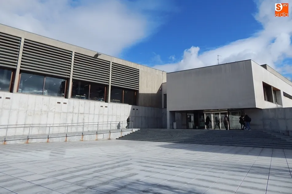 La Biblioteca Municipal Torrente Ballester acoge El día más corto - Archivo