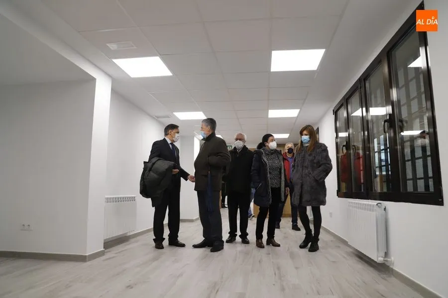 Visita del alcalde, Carlos García Carbayo, al reformado local de la plaza de San Vicente. Foto de Lydia González