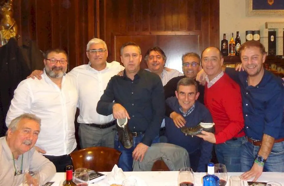 José Luis Alonso Guti a la izquierda de la foto, de blanco, sentado.