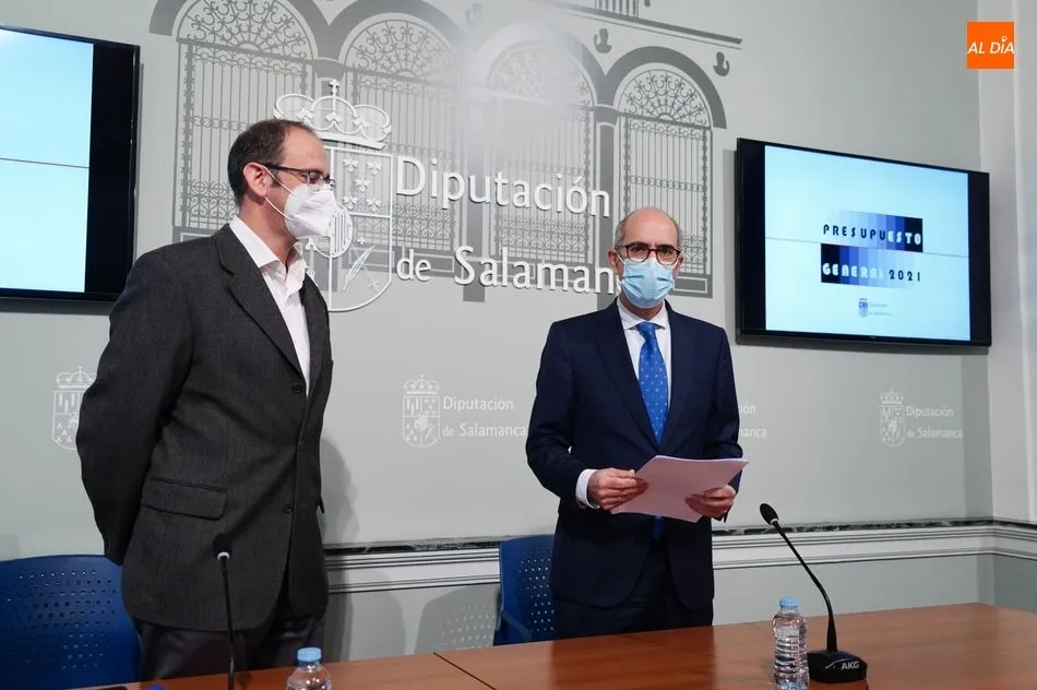 El presidente de la Diputación, Javier Iglesias, acompañado del diputado de Economía, Antonio Luis Sánchez