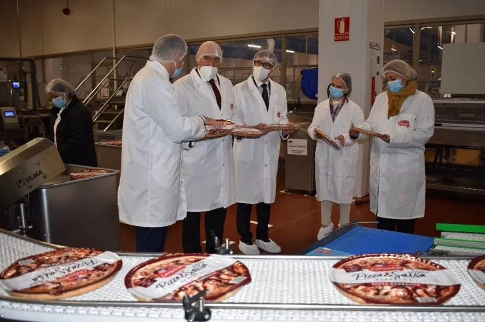 Jesús Julio Carnero durante su visita a la fábrica de pizzas de Campofrío en Ólvega (Soria). Foto: EP