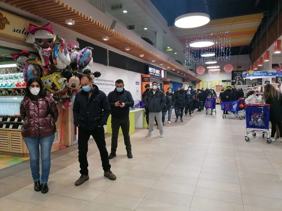 Largas colas para comprar décimos en la administración del Gordo del pasado año