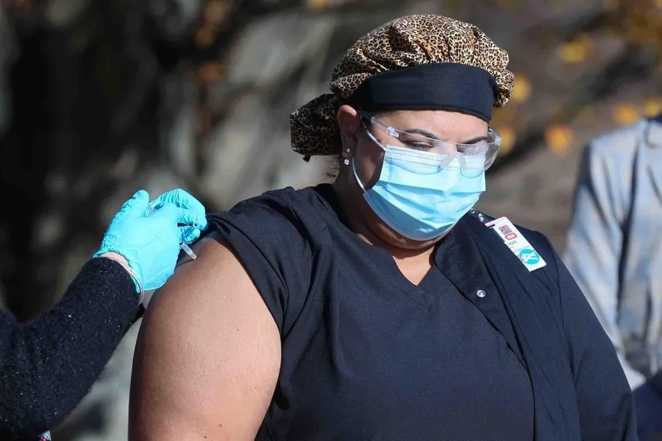 Una enfermera es vacunada en el Silver Lake Center in Dover Delaware. Photo: Saquan Stimpson/ZUMA Wire/dpa