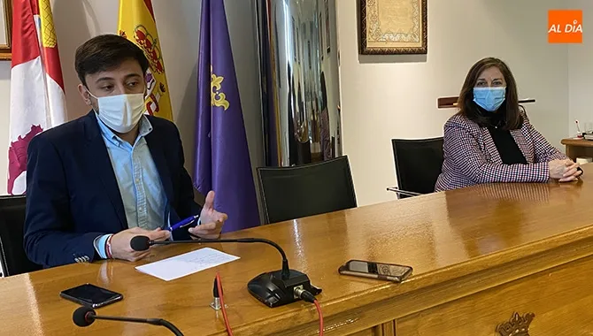 La alcaldesa de la ciudad, Carmen Ávila, y el concejal de Festejos, Francisco Díaz, comparecían para explicar el acto de bienvenida a los Reyes Magos