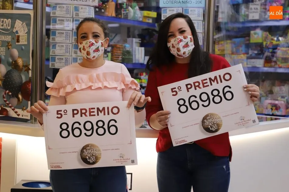 La administración de Lotería del CC El Tormes ha repartido el número 86.986. Fotos: Lydia González