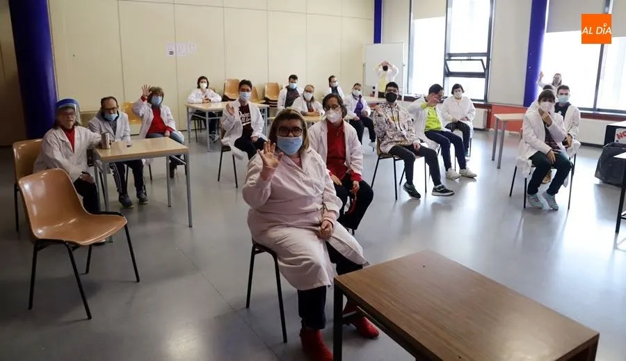 Usuarios de Insolamis en su centro, ubicado en la calle Antonio Montensinos 14, cerca del Camino de las Aguas. Foto de Lydia González