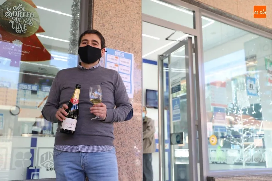 Vendido un décimo del número premiado en la plaza de Barcelona. Foto: Lydia González