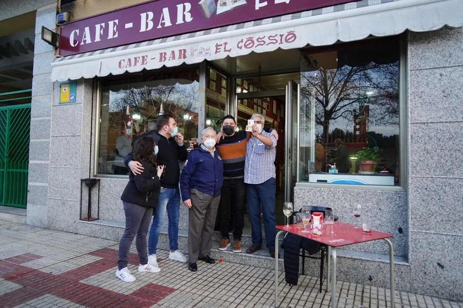 Varias personas celebran los décimos de El Gordo repartidos en este bar de Salamanca