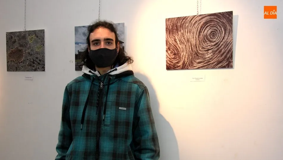 Olmo Mezquita, ganador del  concurso con Mirada, imagen de la derecha