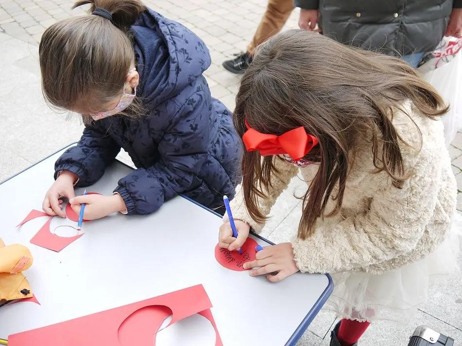 Los vecinos de Carbajosa entregan sus deseos a Papá Noel 