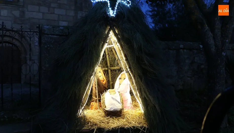 El belén con personajes realizados con troncos se ubica en las inmediaciones de la iglesia