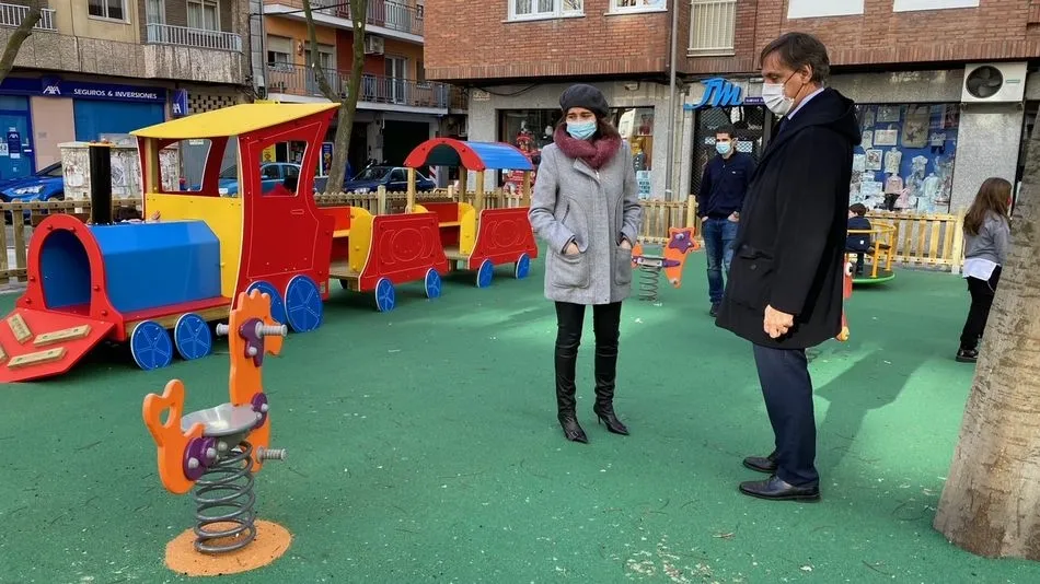 Miryam Rodríguez, concejala de Medio Ambiente, y Carlos García Carbayo, en el parque infantil - Ayto. Salamanca