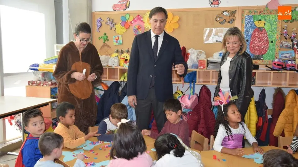 El alcalde, Carlos García Carbayo, visita una propuesta para escolares del Ayto. de Salamanca - Archivo