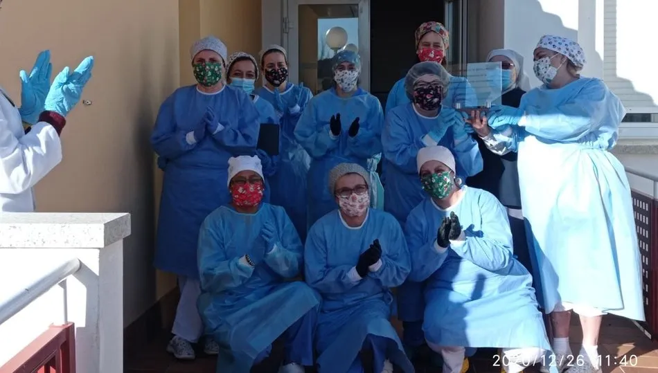 Trabajadoras de la residencia con la placa entregada por residentes y familiares / FOTOS: ANA MATEOS