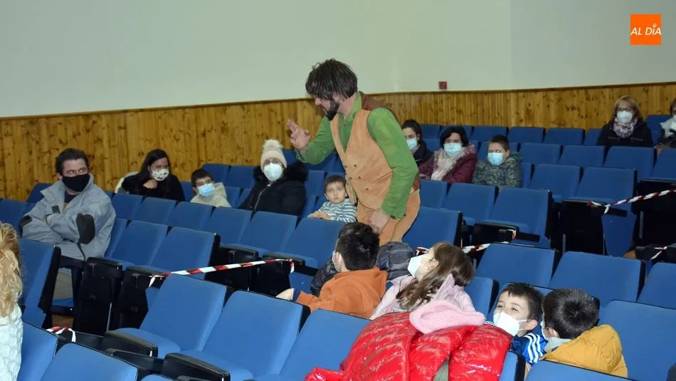 El mago Nando Caneca contactó con el público desde el inicio de su actuación / E. Corredera