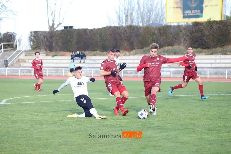 Denilson Villa realiza un disparo con el filial del Salamanca