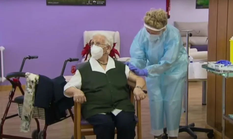 Araceli, de 96 años, la primera persona vacunada contra el Covid-19 en España