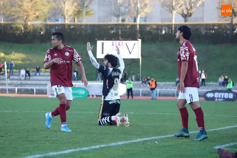 Navas, con Unionistas, en un derbi ante su nuevo equipo