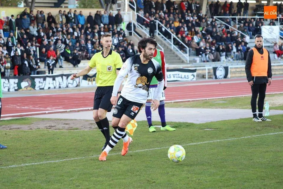 Javi Navas, en un partido disputado en Las Pistas, con la camiseta de Unionistas