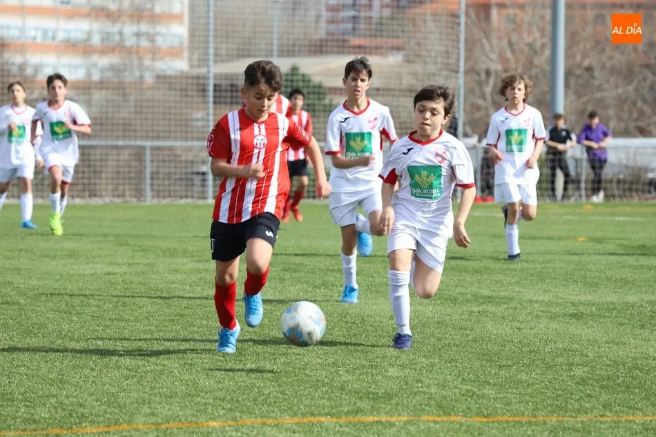 Un partido de fútbol base entre el Pizarrales y el Navega en el campo de La Salud