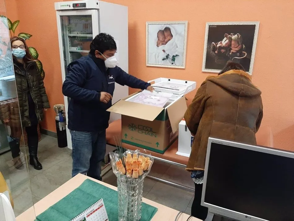 Imagen de las primeras vacunas llegadas en un envío testimonial este domingo a Palencia. Foto: EP