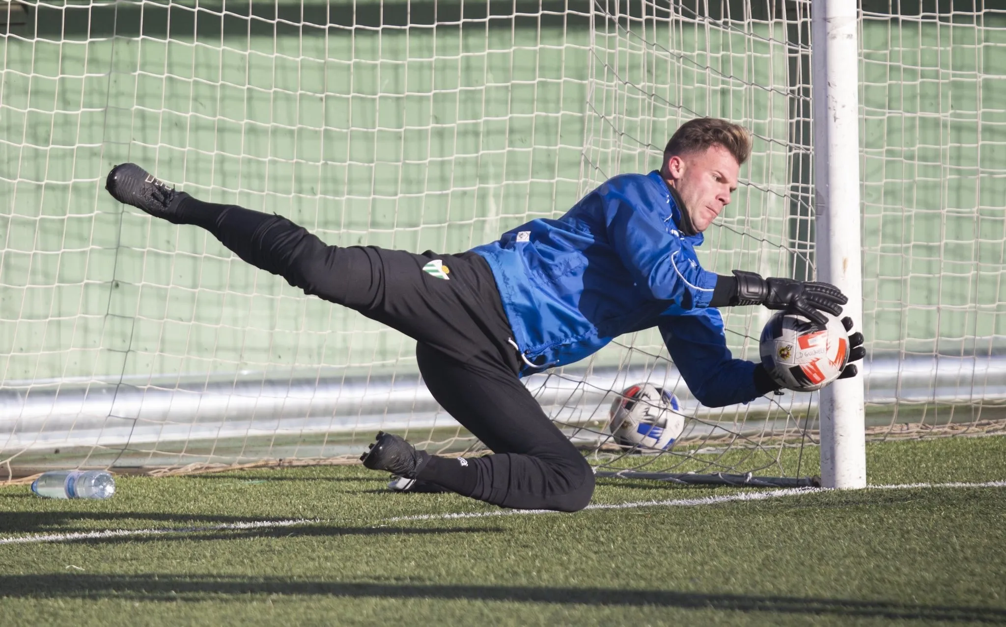 Salcedo bloca un balón en el entrenamiento / CD Guijuelo