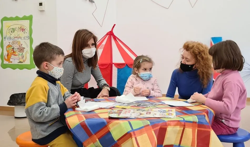 Las concejales Ana Suárez y Almudena Parres, con los niños de las ludotecas municipales