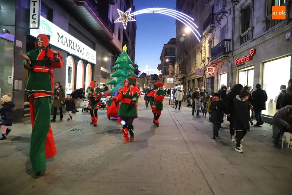 La divertida comitiva navideña recorrió las calles de Salamanca - Lydia González