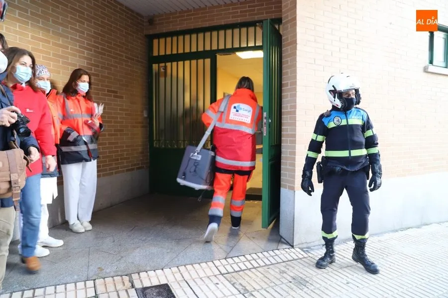 Entrada de las sanitarias con las vacunas del coronavirus en la residencia San Rafael. Foto de Lydia González