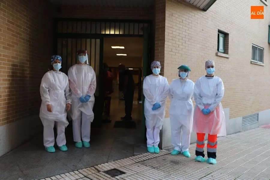 Equipo de profesionales sanitarias que han comenzado las vacunaciones de coronavirus en Salamanca, en la residencia San Rafael de la capital charra. Foto de Lydia González