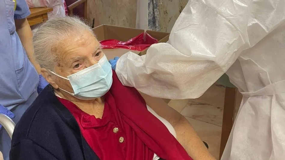 Lilia Arias Cuesta, la primera vacunada contra el coronavirus en la residencia Arapiles