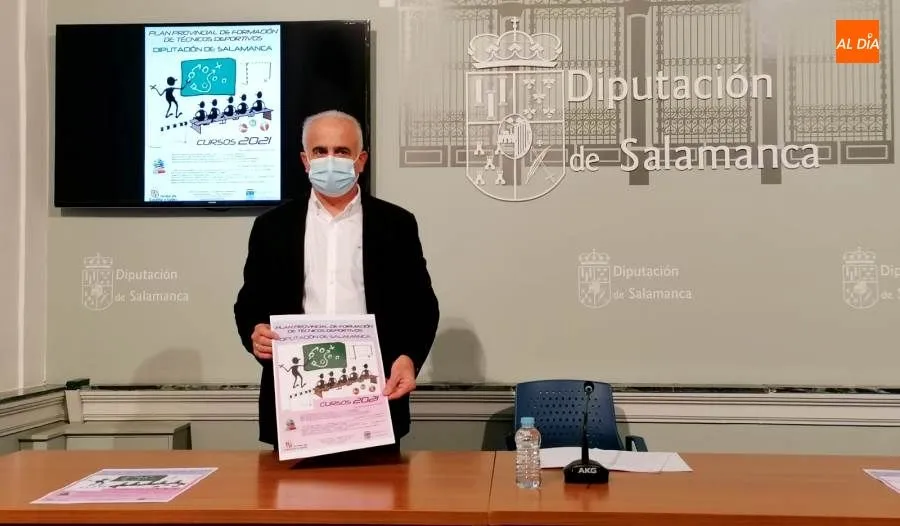 El diputado provincial de Deportes, Jesús María Ortiz, en la presentación de estos cursos. Foto de Lydia González