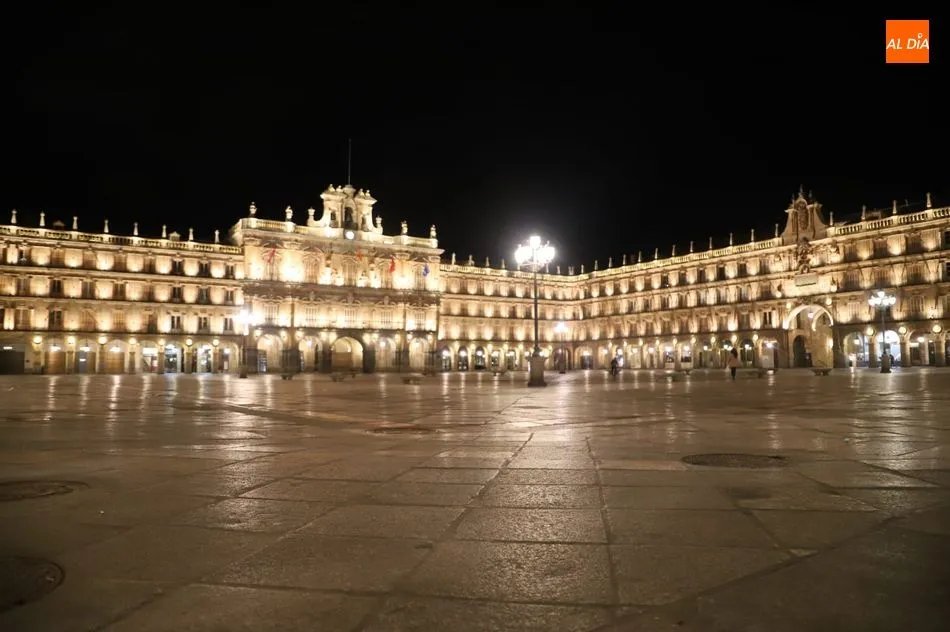La Plaza Mayor de Salamanca, tan vacía como espectacular, durante el primer día del toque de queda del mes de octubre, una imagen inaudita. Foto: Lydia González