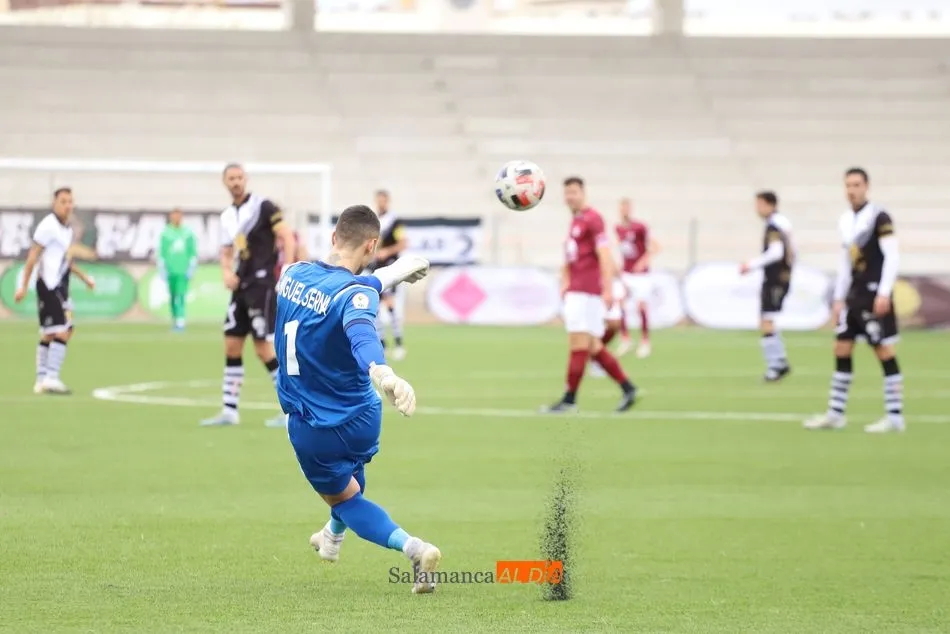 Miguel Serna, con el 1 en la espalda, realiza un saque en largo