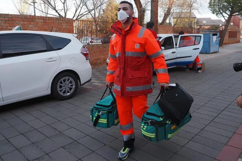 Un miembro de un equipo Covid-19 llegando a una residencia de ancianos