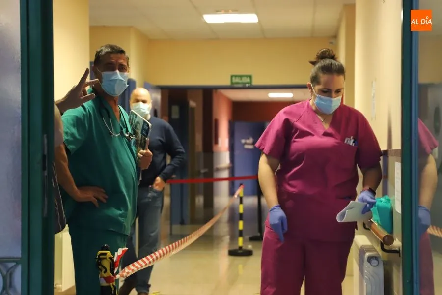 Sanitarios en la residencia San Rafael de Salamanca capital, donde comenzaron las vacunaciones del coronavirus. Foto de Lydia González