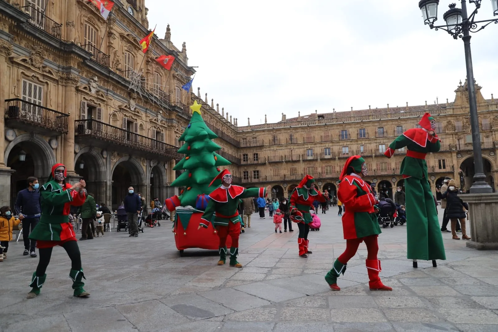 Pasacalles de Kamaru Teatro en la Plaza Mayor de Salamanca. Foto de Lydia González
