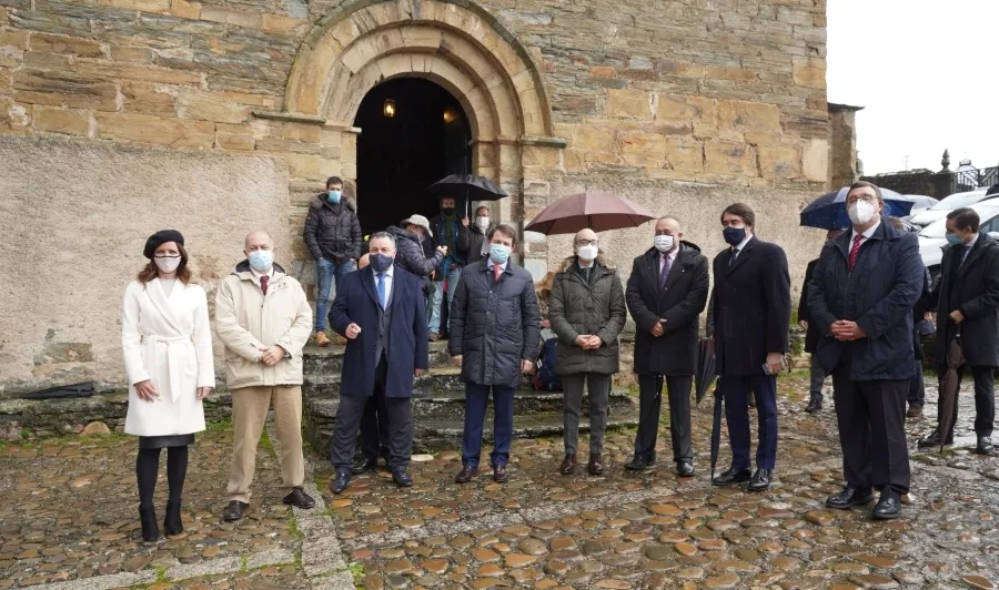 El presidente de Castilla y León, Alfonso Fernández Mañueco, en el centro, en la apertura de la Puerta del Perdón de la iglesia de Santiago, en Villafranca del Bierzo (León)