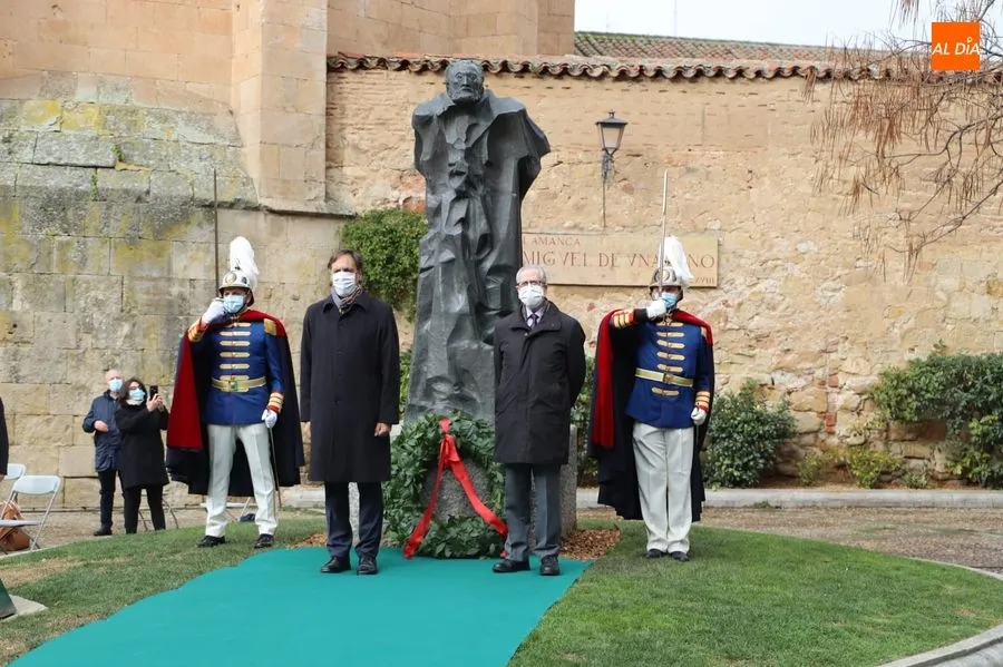 El alcalde de Salamanca, Carlos García Carbayo, junto al presidente de la Asociación de Amigos de Unamuno en Salamanca, Francisco Blanco, en esta ofrenda. Foto de Lydia González