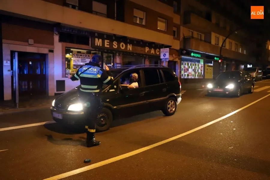 Agentes de la Policía Local en un control nocturno anterior - Archivo