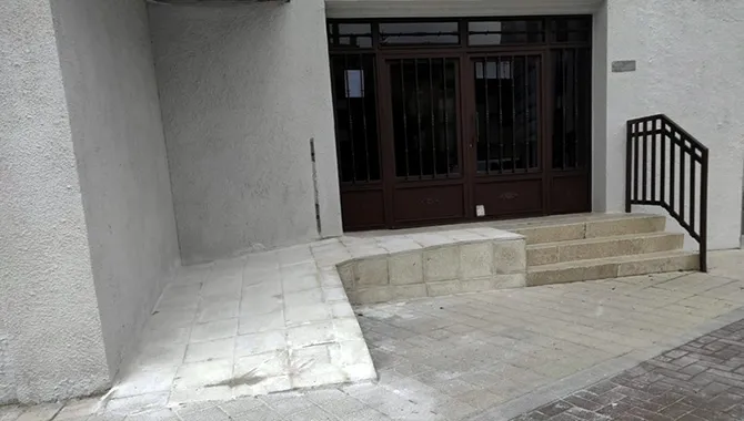 El grupo de Ciudadanos en el Ayuntamiento denuncia la construcción de una rampa en un bloque privado y con fondos de las arcas municipales