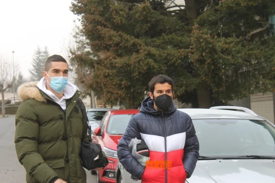 Iván Casado (a la izquierda) llega al Helmántico en compañía de Candelas / Carlos Cuervo